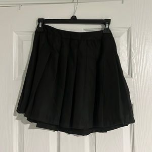 black pleated skirt (EXCELLENT CONDITION)